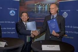 El vicepresidente del Comité Popular de Da Nang (Vietnam), Tran Nam Hung, y el alcalde de Le Havre (Francia), Édouard Philippe. (Foto: VNA)