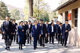 El presidente de la Asamblea Nacional, Tran Thanh Man, y la delegación vietnamita de alto nivel visitan la sala de reuniones de la Secretaría en el sitio histórico de Zao Yuan. Foto: VNA