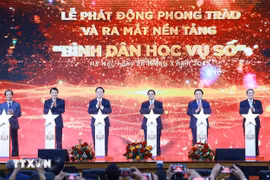 El primer ministro Pham Minh Chinh y los delegados realizan la ceremonia de lanzamiento del "Movimiento de Alfabetización Digital". (Foto: VNA)