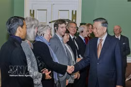 El secretario general del Partido Comunista y presidente de Vietnam, To Lam, y representantes de la Asociación de Amistad Dinamarca-Vietnam. Foto: VNA