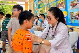 Examen de salud para niños. (Foto: Hospital General Dong Da, Hanoi)