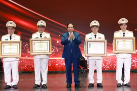 El primer ministro Pham Minh Chinh entrega certificados de mérito a colectivos e individuales destacados. (Fuente: VNA)