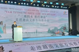 El vicepresidente del Comité Popular de Hunan, Jiang Difei, habla en el programa. (Fuente: VNA)