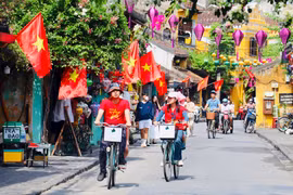 Recorren por bicicleta en la ciudad antigua de Hoi An. (Fuente: VNA)