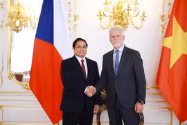 El primer ministro de Vietnam, Pham Minh Chinh, y el presidente de la República Checa, Petr Pavel. (Fuente: VNA)
