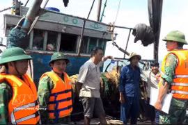 Personal de la Guardia Fronteriza de Quang Tri promueve la concienciación entre los pescadores sobre el cumplimiento de las normativas para combatir la pesca ilegal, no declarada y no reglamentada. Foto: VNA