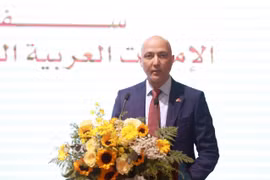 Un representante de la Embajada de los Emiratos Árabes Unidos en Vietnam interviene en la conferencia. Foto: VNA