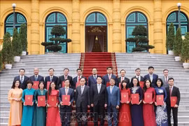 El presidente Luong Cuong con líderes del Ministerio de Relaciones Exteriores y los embajadores recién nombrados. (Foto: VNA)