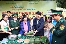 El presidente de Vietnam, Luong Cuong, participa en la elaboración de Banh chung. (Fuente: VNA)