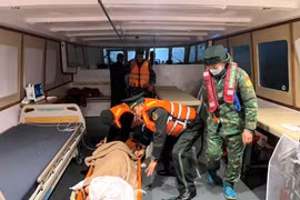 Las guardias fronterizas de Quang Ninh ayudan a Kosuge Kimiko (nacida en 1949, de nacionalidad japonesa), quien sufre un derrame cerebral, a llegar sana y salva a tierra para recibir tratamiento de emergencia. (Foto: VNA)