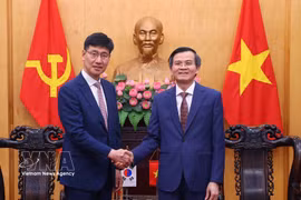 El profesor asociado y doctor Doan Minh Huan, miembro del Buró Político del Partido Comunista de Vietnam y director de la Academia Nacional de Política Ho Chi Minh, y Na Ki Hong, director general de Samsung Vietnam. (Foto: VNA) 