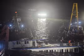 A las 2:00 horas del 20 de julio, las autoridades bombearon el agua del barco para remolcarlo de vuelta a la tierra. (Foto: VNA)