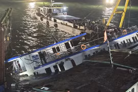 A las 1:30 horas, el barco turístico 48 QN-7105 fue rescatado prácticamente a la superficie. (Foto: VNA)