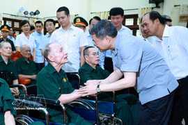 El primer ministro Le Minh Hung visita a los soldados heridos y enfermos que reciben tratamiento en el Centro de Rehabilitación Kim Bang, en la provincia de Ninh Binh. Foto: VNA