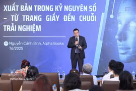 Nguyen Canh Binh, presidente de Alpha Books, comparte sus puntos de vista en el Foro de Publicaciones Digitales 2025 (DPS 2025) con el tema "El futuro de la industria editorial en la era digital" (Foto: VNA).