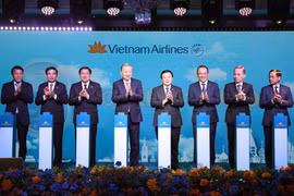 El secretario general del Partido Comunista de Vietnam, To Lam, y otros delegados ofician la ceremonia para anunciar la ruta aérea directa Hanói-Moscú de Vietnam Airlines. (Foto: VNA)