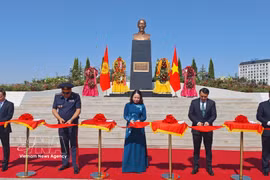 La vicepresidenta Vo Thi Anh Xuan y los delegados llevan a cabo la ceremonia de corte de cinta para inaugurar el monumento a Ho Chi Minh. Foto: VNA