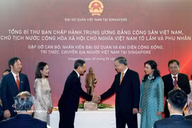 El secretario general del Partido Comunista y presidente de Vietnam, To Lam, entrega una estatua del Presidente Ho Chi Minh a la Embajada vietnamita en Singapur. Foto: VNA