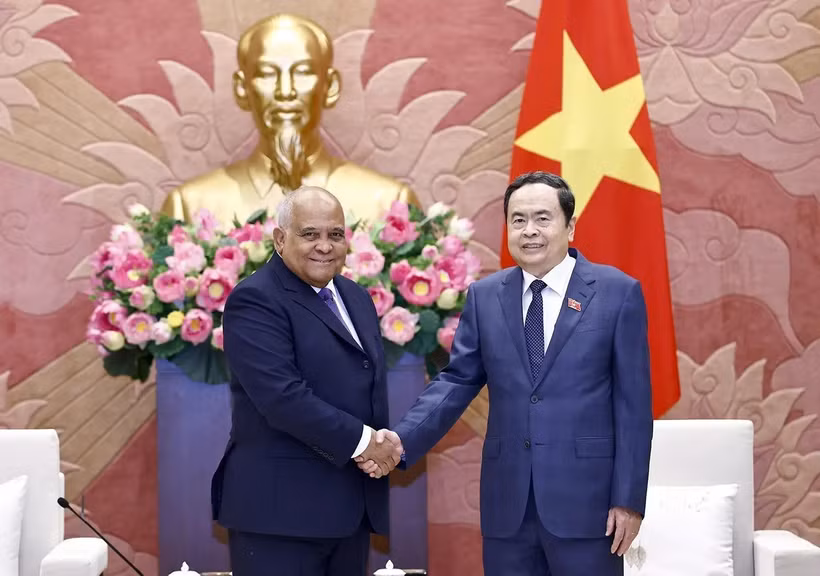 El presidente de la Asamblea Nacional de Vietnam, Tran Thanh Man, (D) recibe al embajador cubano, Orlando Nicolás Hernández Guillén. (Fuente: VNA)