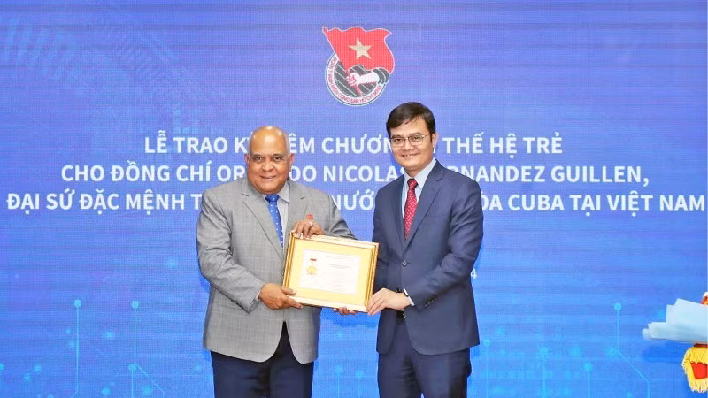 Entrega la medalla “Por la generación joven” al embajador cubano en Hanoi, Orlando Nicolás Hernández Guillén.