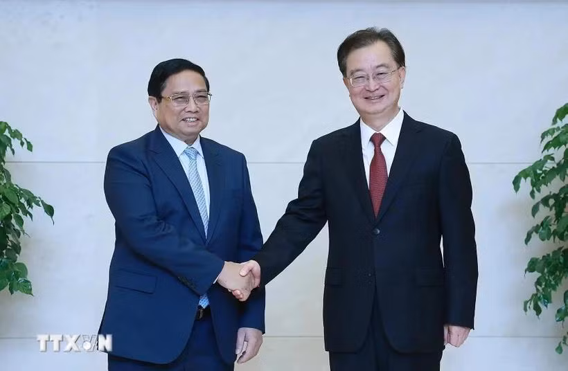 El primer ministro Pham Minh Chinh (izquierda) recibe a Wang Ning, miembro del Comité Central del Partido Comunista de China y secretario de su Comité partidista de la provincia de Yunnan. (Foto: VNA)