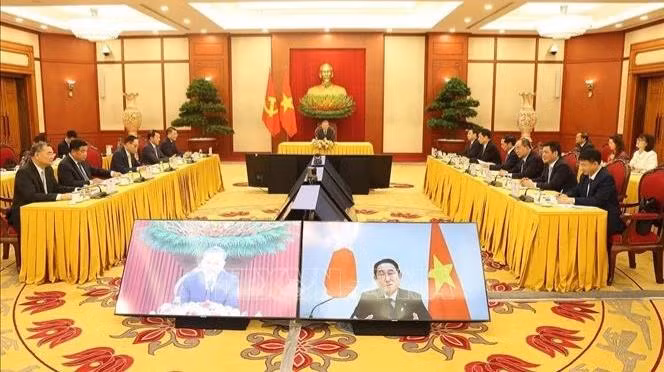 El secretario general del Partido Comunista de Vietnam (PCV) y presidente del país, To Lam, mantuvo hoy conversaciones en línea con el presidente del Partido Liberal Democrático y primer ministro de Japón, Kishida Fumio. (Fuente: VNA)