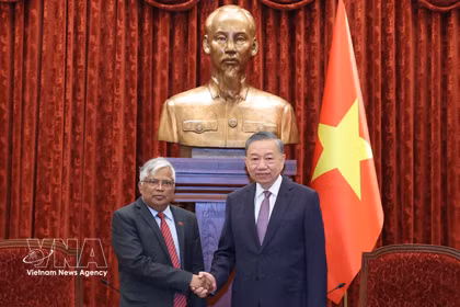El secretario general del Partido Comunista y presidente de Vietnam, To Lam, (derecha) recibe al embajador de Bangladesh, Mohammad Lutfor Rahman. (Foto: VNA)