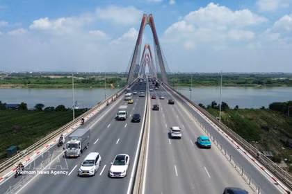 Puente Nhat Tan, el mayor puente atirantado de Vietnam sobre el río Rojo. (Foto: Huy Hung/VNA)