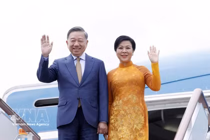 El secretario general del Partido y presidente de Vietnam, To Lam, y su esposa llegan al aeropuerto de Vnukovo, Moscú, iniciando su visita de Estado a Rusia. (Foto: VNA)