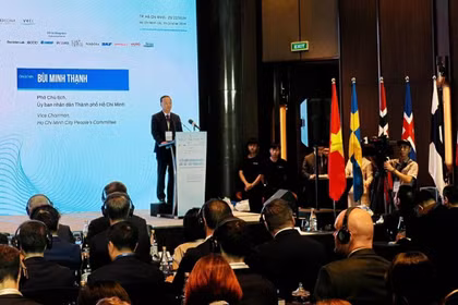 Bui Minh Thanh, vicepresidente del Comité Popular de Ciudad Ho Chi Minh, habla en el Foro Empresarial Nórdico-Vietnamita. (Foto: baoquocte.vn)