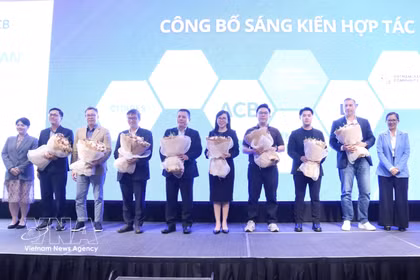 Los miembros participantes en la cooperación presentan el Foro de la Iniciativa de Cooperación de Cadenas de Valor Vietnam-ASEAN. (Foto: VNA)