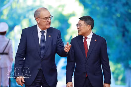 El primer ministro de Vietnam, Le Minh Hung, y el presidente de Suiza, Guy Parmelin. Foto: VNA