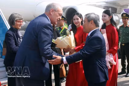 El presidente de Suiza, Guy Parmelin, y su esposa, Caroline Parmelin, llegan al aeropuerto de Noi Bai, en Hanoi. Foto: VNA