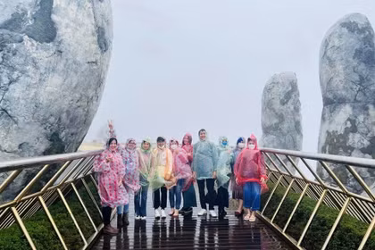 Turistas disfrutan de la temporada de lluvias en Da Nang. Foto: hanoimoi.vn.