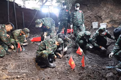 Oficiales y soldados del Equipo K74 realizan la búsqueda y recuperación de los restos de los soldados caídos en la fosa común recientemente descubierta. (Foto: VNA)
