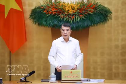 El primer ministro de Vietnam, Le Minh Hung, preside la reunión ordinaria del Gobierno correspondiente a septiembre. (Foto: VNA)
