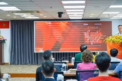 El redactor jefe del periódico Nhan Dan, Le Quoc Minh, interviene en la presentación del programa artístico y político “La Patria en el corazón”. (Foto: VNA)