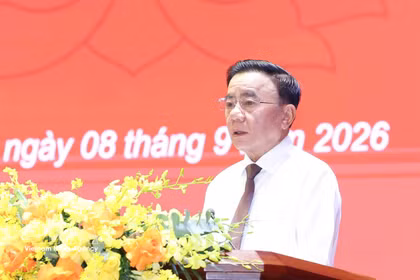Tran Cam Tu, miembro del Buró Político y permanente del Secretariado del Comité Central del Partido Comunista de Vietnam, habla en el evento. (Foto: VNA)