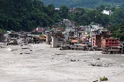 Edificios dañados y rodeados de una gruesa capa de lodo y rocas a lo largo del río Trishuli tras una inundación repentina, en Katmandú, el 29 de agosto de 2026. (Foto: ANI/VNA)