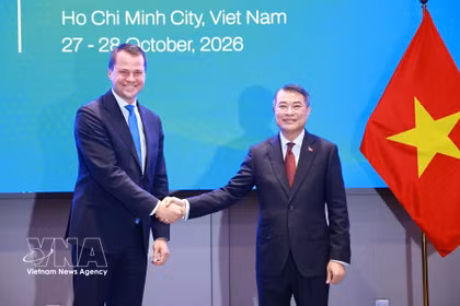 El primer ministro de Vietnam, Le Minh Hung, (derecha) recibe a Stephan Mergenthaler, director ejecutivo del Foro Económico Mundial. (Foto: VNA)