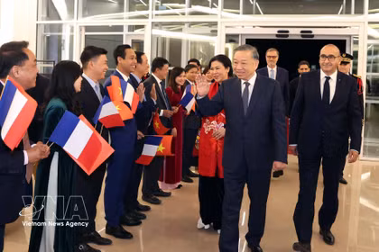 Personal de la Embajada y comunidad vietnamita en Francia reciben al secretario general y presidente To Lam y su esposa. (Foto: VNA)
