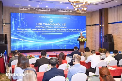 Delegados en el seminario internacional "Servicios de confianza transfronterizos: establecimiento de una infraestructura de confianza digital en la era de la IA". (Foto: Vietnam+)