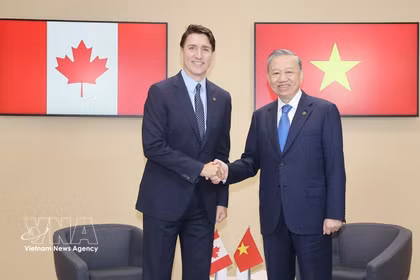 Con motivo de la XIX Cumbre de la Francofonía, el secretario general y presidente To Lam se reúne con el primer ministro canadiense, Justin Trudeau, en París, el 5 de octubre de 2024. (Foto: VNA)