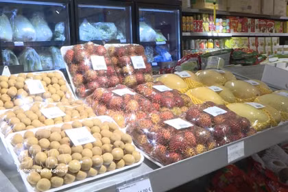 Frutas frescas de Vietnam a la venta en un supermercado de Francia. (Foto: VNA)