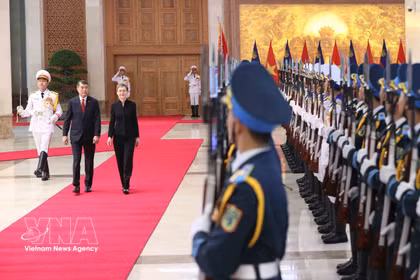 El primer ministro de Vietnam, Le Minh Hung, y su homóloga de Liechtenstein, Brigitte Haas, pasan revista a la Guardia de Honor del Ejército Popular de Vietnam. (Foto: VNA)