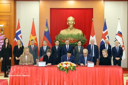 El secretario general del Partido Comunista y presidente de Vietnam, To Lam, y los delegados presencian la ceremonia de firma del Tratado de Libre Comercio entre Vietnam y la Asociación Europea de Libre Comercio (VEFTA). (Foto: VNA)