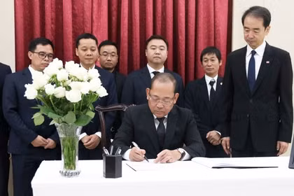 La delegación del Frente de la Patria de Vietnam, encabezada por su vicepresidente Hoang Cong Thuy, rinde homenaje a expremier chino, Zhu Rongji. Foto: VNA 