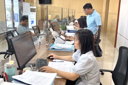 Funcionarios del Centro de Servicios Administrativos Públicos del barrio Doan Ket tramitan expedientes y documentos en un entorno electrónico. Foto: baolaichau.vn