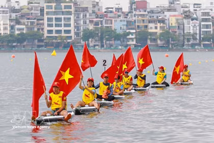Colores internacionales en las regatas de botes dragón del Lago del Oeste