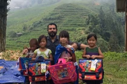 El exembajador de Panamá, Servio S. Samudio, posa para una foto con niños de las zonas montañosas de Vietnam. (Foto: VNA)